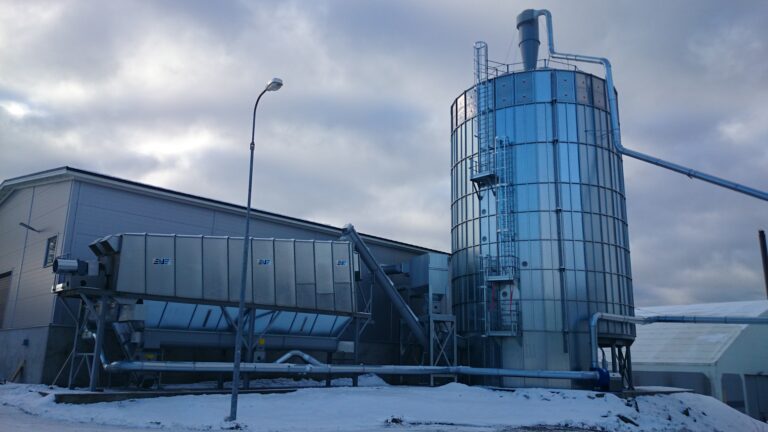 Infeed sieve with silo and augers